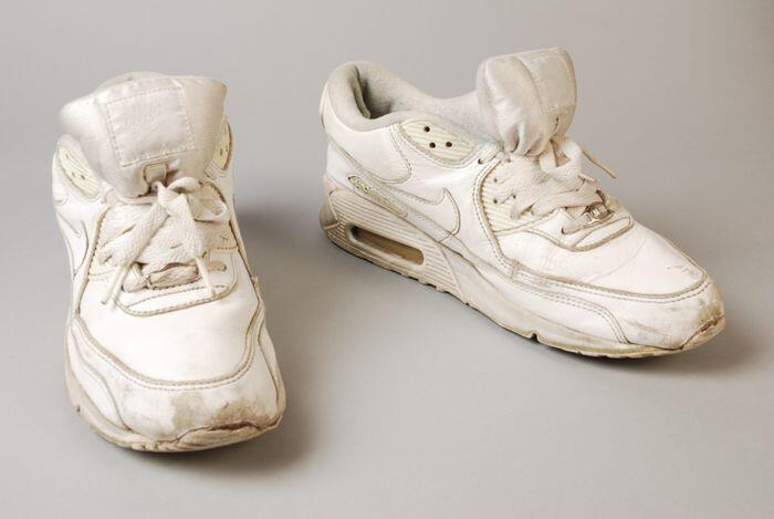 Paar witte sportschoenen, merk Nike Air-Max