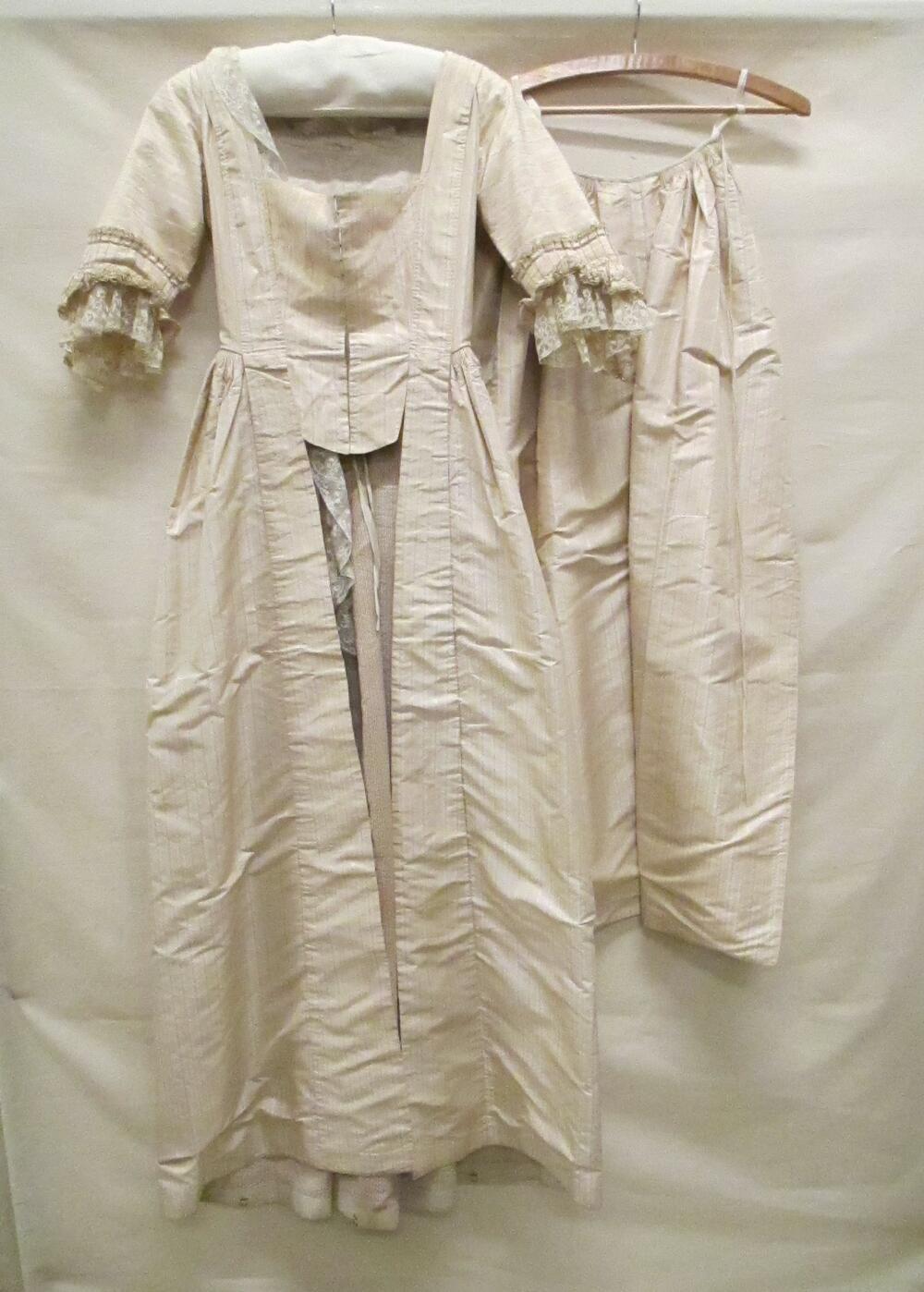 Robe à l'anglaise, bestaande uit overkleed en tablier, wit/roze zijde met ingeweven strepen en…