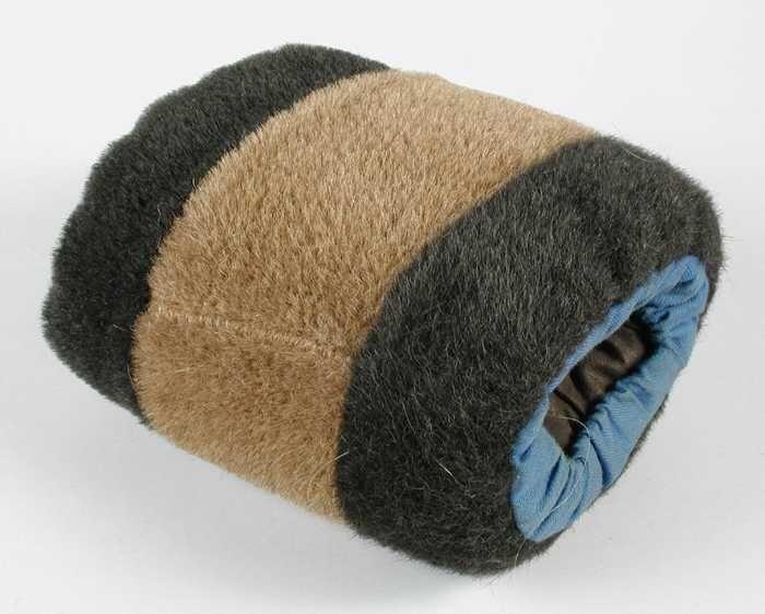 Kleine mof van imitatiebont of kort pluche, beige middenbaan en smal zwart langs de randen, voering…