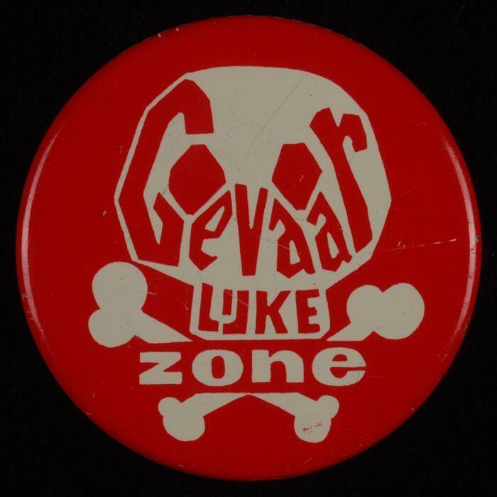 Rode button met witte tekening en opschrift "Gevaarlijke zone"