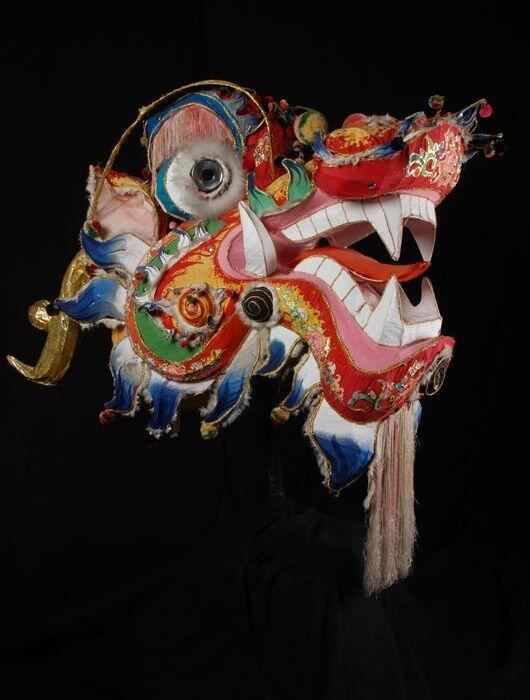 Veelkleurige fantastische kop van een Chinese draak, onderdeel van het danskostuum voor de…
