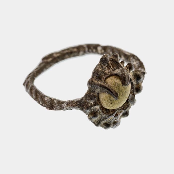 tinen ring met ovale zettin, waarin groene steen