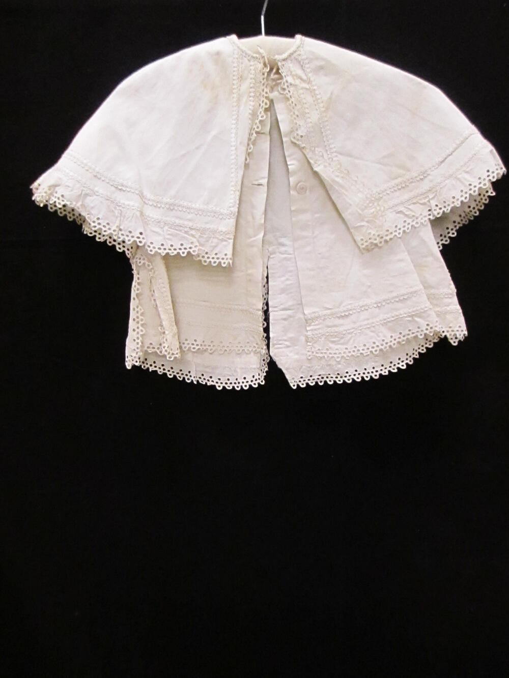 Mantel (kind) met kraag / Jas (kind) van wit katoenen piqué, gegarneerd met band en broderie