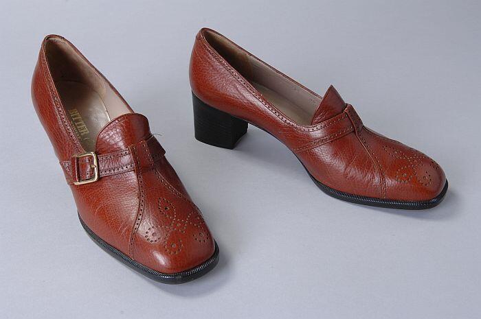 Roodbruine leren hakschoen met gaatjes-decoratie (brogue-stijl) op de neus, blokhak