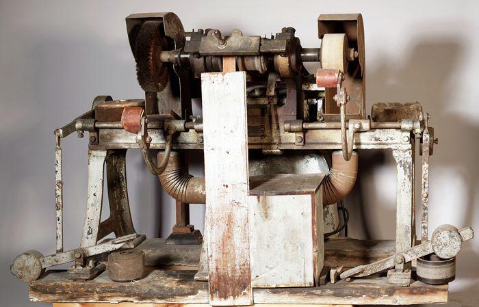 Lustreermachine uit hoedenfabriek