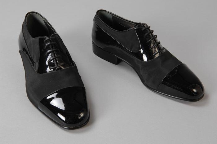 Paar herenschoenen van zwarte zijde met zwarte lakneus, kleine hak, "Corbeau"