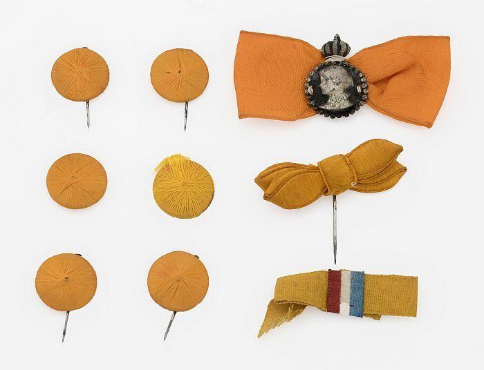 Oranje stoffen strikjes en knoopjes