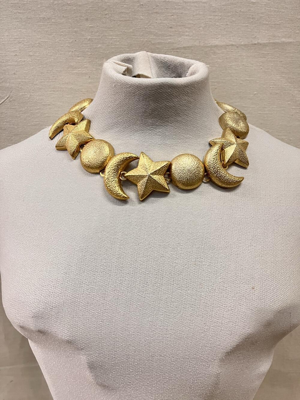 Ketting, goud, voorstelling van sterren en maan