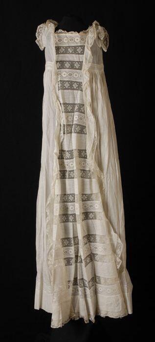 Doopjurk van gebroken-witte batist, front met horizontale entre-deux van kant, broderie anglaise en…