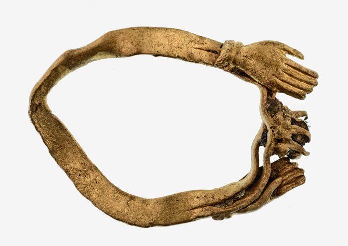 Verbogen gouden ring met twee handen en lege zettin