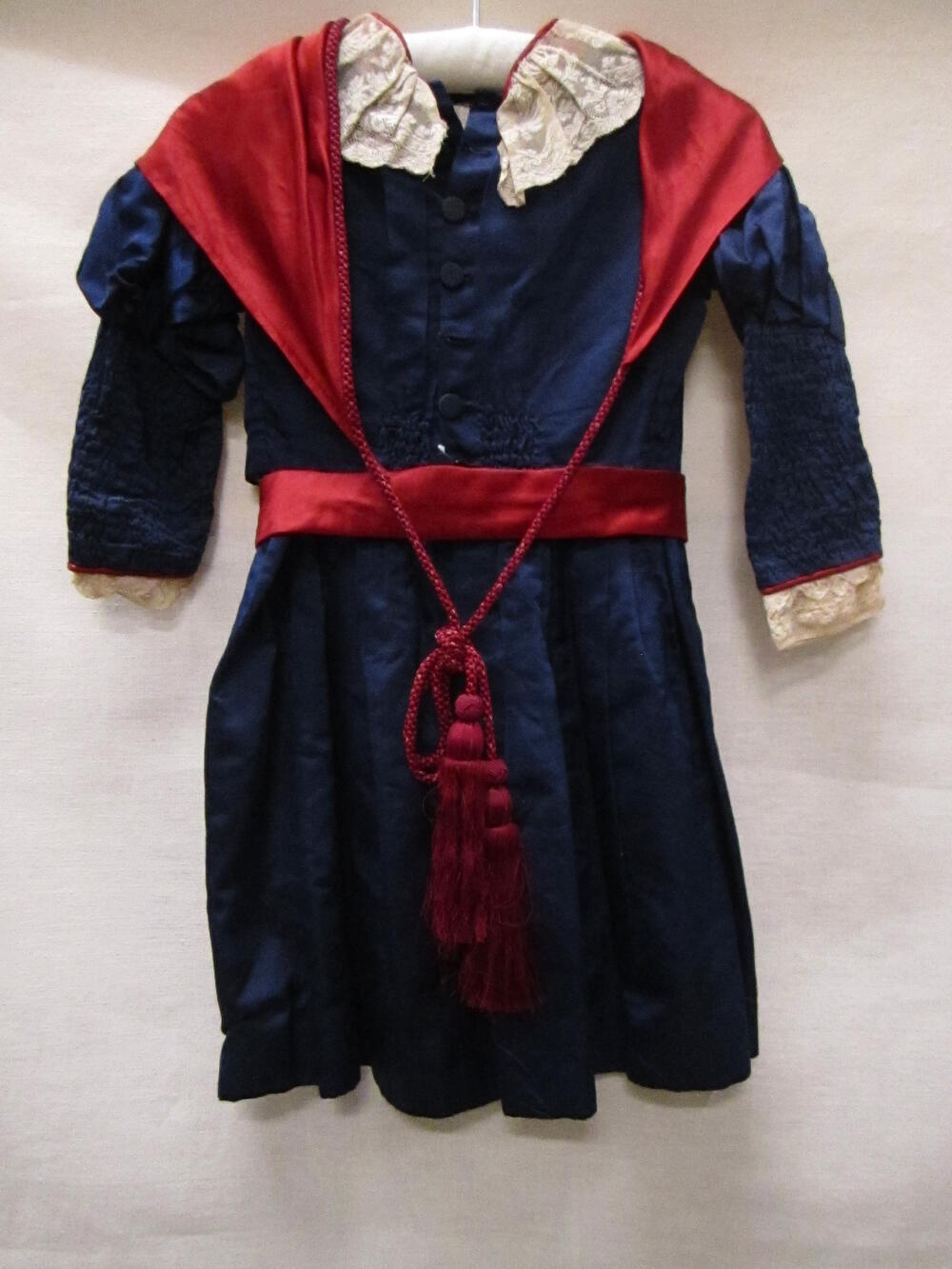 Kinderjurk met ceintuur en fichu