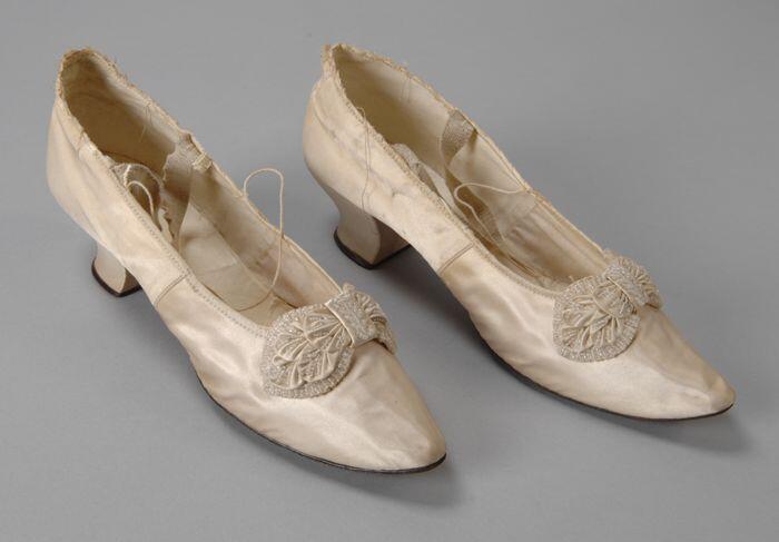 Roomwitte satijnen open hakschoenen (bruidsschoenen) op de puntige neus satijnen strik met glazen…