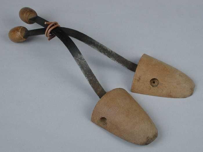 Paar schoenspanners van houtmet platte metalen band als spanner en verbingsstuk, gebruikt door…