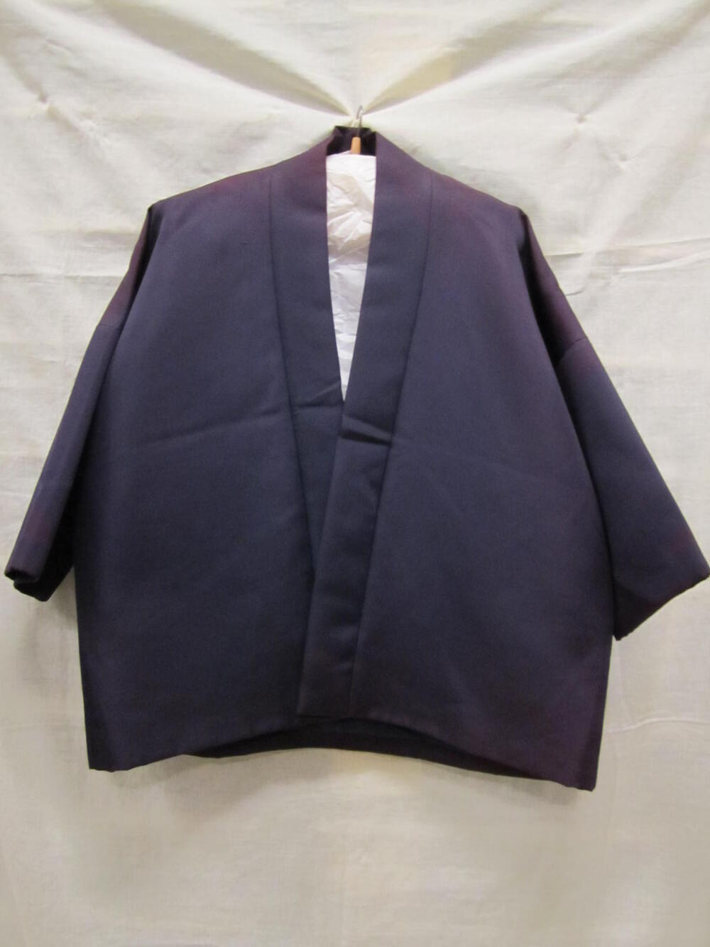 Jasje van donkerblauw mengweefsel, geïnspireerd op de Japanse kimono, onderdeel van ensemble