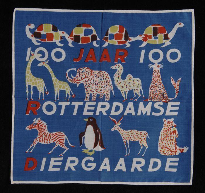 Vierkante katoenen zakdoek, witte rand en blauw veld met verschillende dieren en tekst "100 jaar…