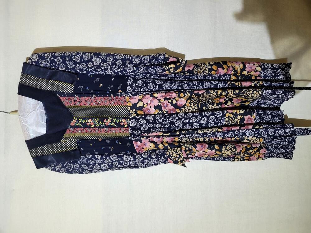 Vrouwenbroekpak, bestaande uit een broek en een jurk