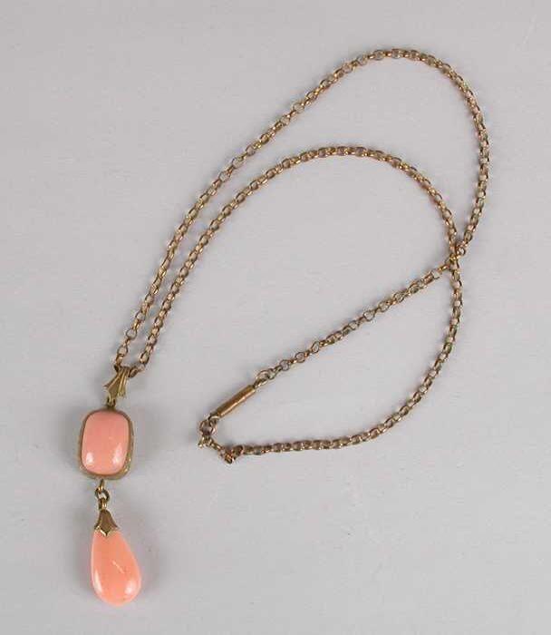 Koperen schakelketting, ronde schakels met hanger, zettin met roze koraal, eronder pegel van roze…