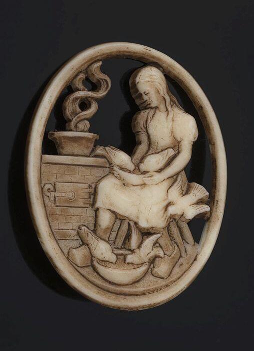 Witte kunststofwinterhulpspeld met voorstelling van Assepoester