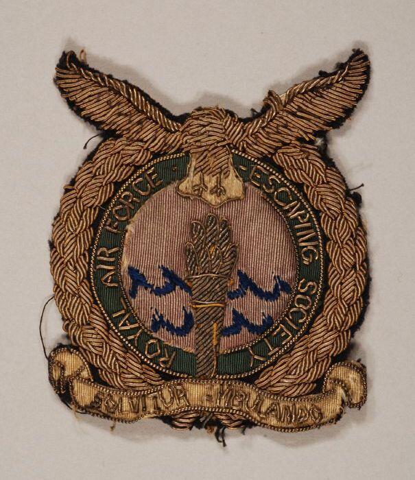 Stoffen badge, "Royal Airforce Escaping Society", "SOLVITUR AMBULANDO" gouddraad op zwarte…