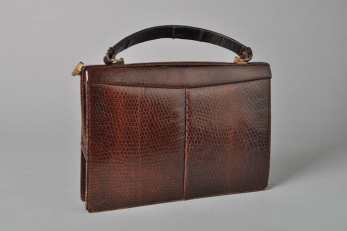 Handtas van donkerbruin reptielenleer met messing beugelsluiting, één handvat, binnenwerk met…