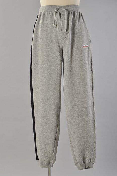 Grijze joggingbroek met aan rechterzijdeover gehele lengte een zwarte streep, merk "Nautica", met…