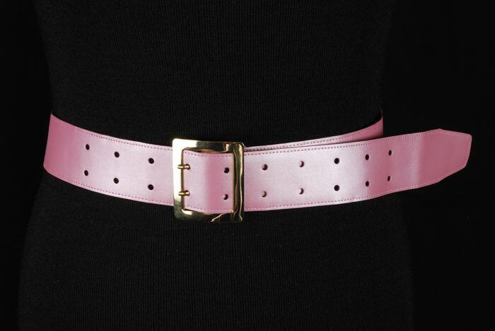 Ceintuur van roze metalliek kunstleer, beige onderzijde met rechthoekige goudkleurige metalen gesp…