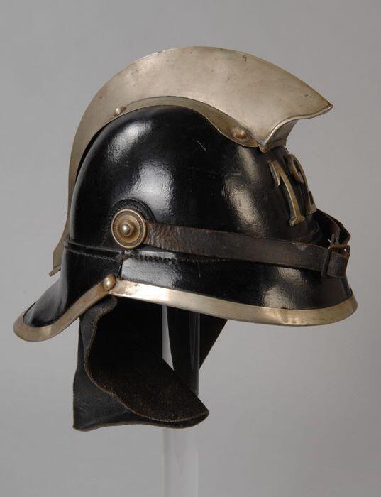 Zwart leren brandweerhelm met metaalbeslag, "12"