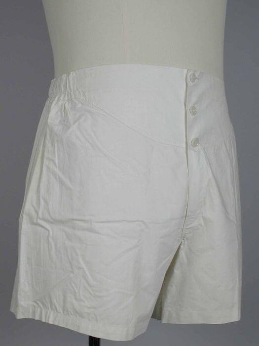 Wijde boxershort van wit katoen elastiek in de taille achter en knoopsluiting voor, aangeniet…
