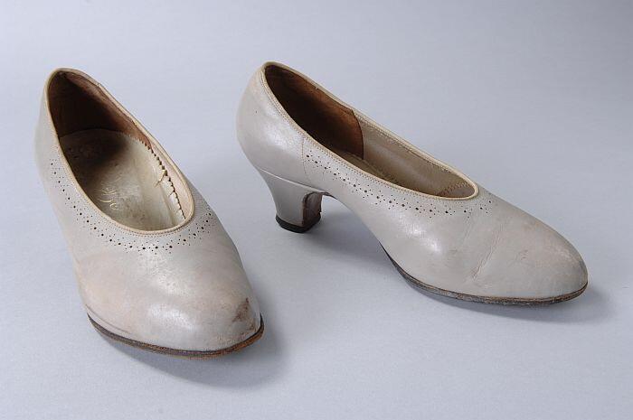 Grijze leren pumps met gaatjesdecoratie