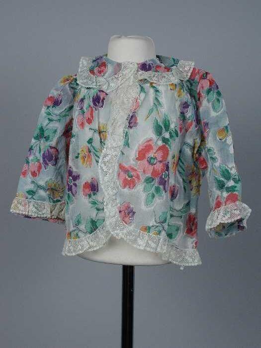 Babyjas (1) en bijpassende muts (2) van cloque met decoratie van felgekleurde bloemen, randen…