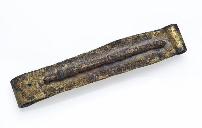 Riemhanger of riemhaak met omgebogen clip, eindigend in een oog van een scharnier, versierd