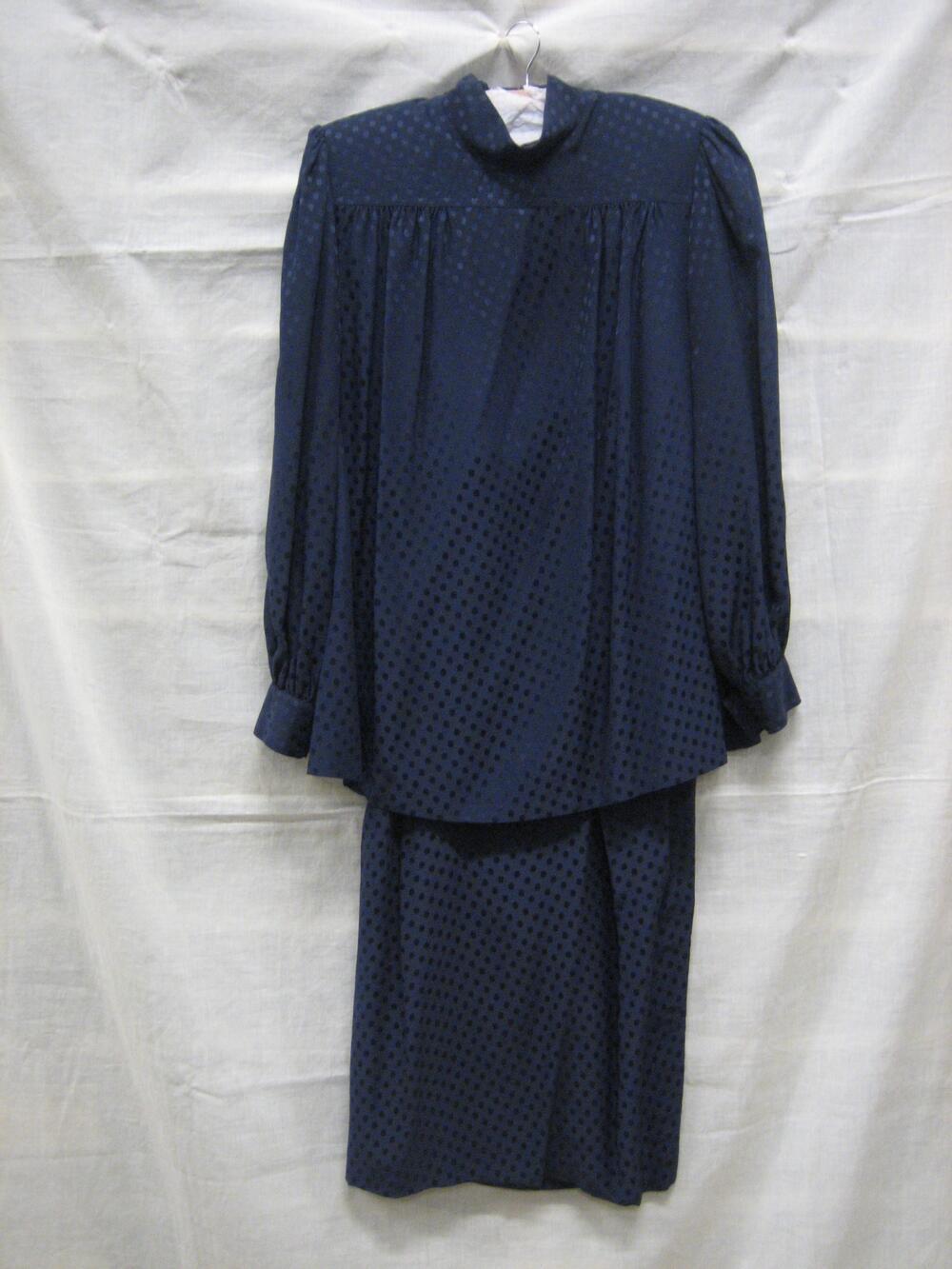 Ensemble bestaande uit blouse en rok van donkerblauwe zijde