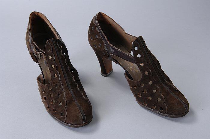 Donkerbruine suède hakschoenen met hoge wreef met gaatjes
