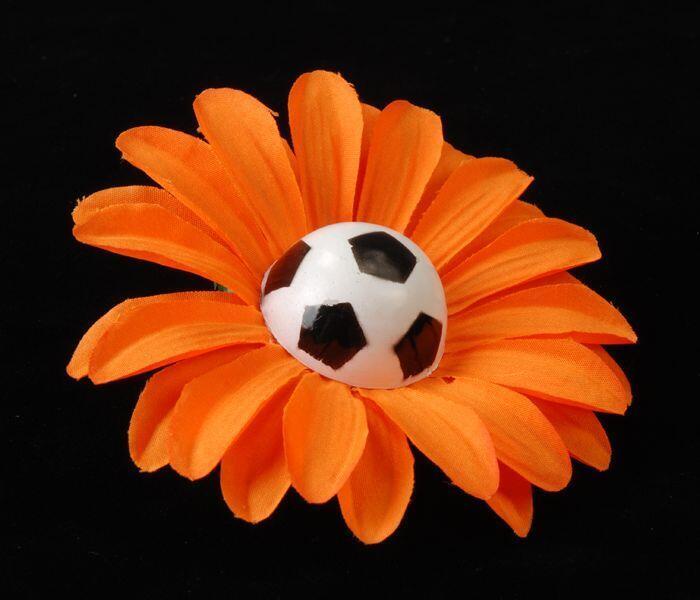 Broche voor voetbalfans EK2000: bloem met voetbal als hart en oranje blaadjes