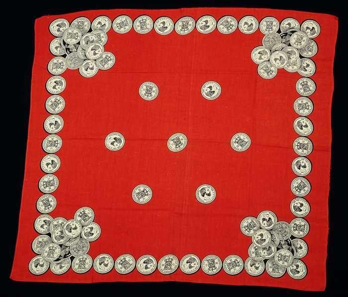 katoenen zakdoek, rood fond met opdruk in zwart op wit van rijksdaalders met portret Willem III