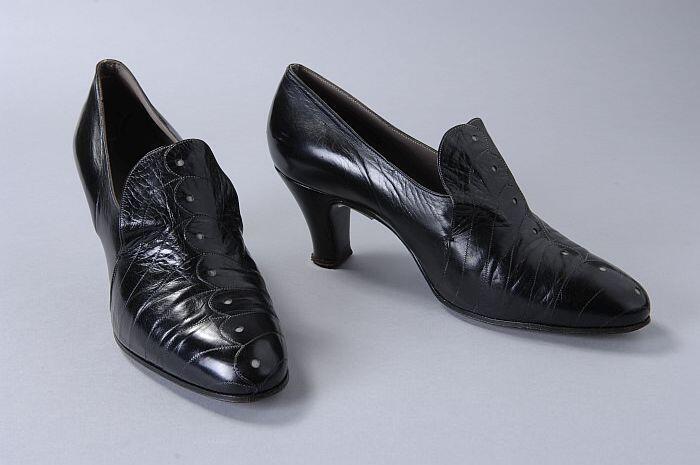 Zwarte leren hakschoenen met sierstiksels en decoratieve gaatjes met contrastvoering