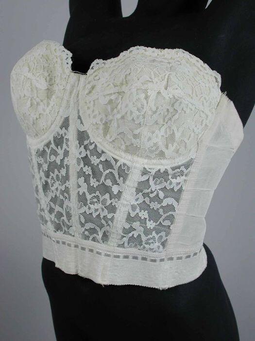Witte strapless bustier met voorkant van tulekant, voorgevormde cups, lage rug, breed elastiek en…