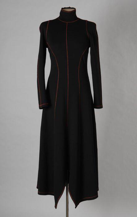 Lange zwarte tricot jurk met lange mouwen en turtleneck, stiksels met rood garen, openvallende…