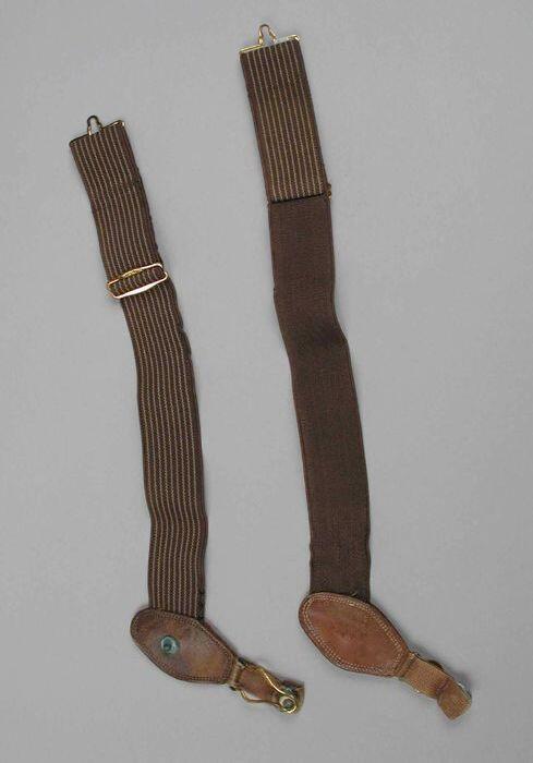 Paar sokophouders, bruin-beige gestreept elastisch band en leer, "HIGKOK"