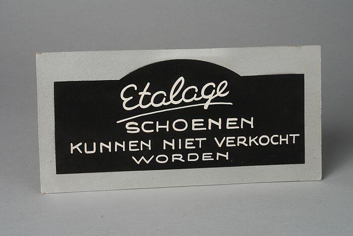 Reclamebord met "Etalage schoenen kunnen niet verkocht worden"