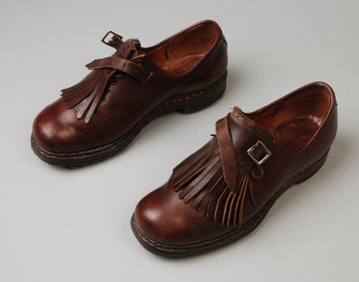 Bruine leren wandelschoenen met vetersluiting met tong die over de vetersluiting geslagen wordt en…
