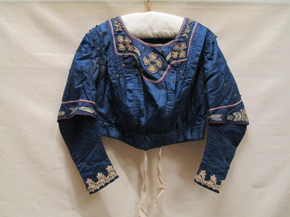 Japonlijfje van donkerblauwe zijde met geappliqueerde borduursels in lichtblauw, rood, geel, wit en…
