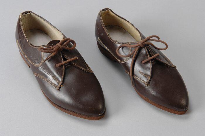 Donkerbruine leren kinderschoenen met vetersluiting, spitse neus, 'western'-stijl
