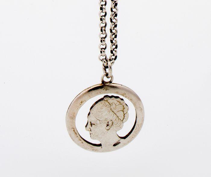 Hanger met kop Koningin Wilhelmina, aan ketting