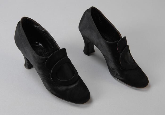 Zwarte satijnen hakschoenen met siergesp op wreef en diabolohak