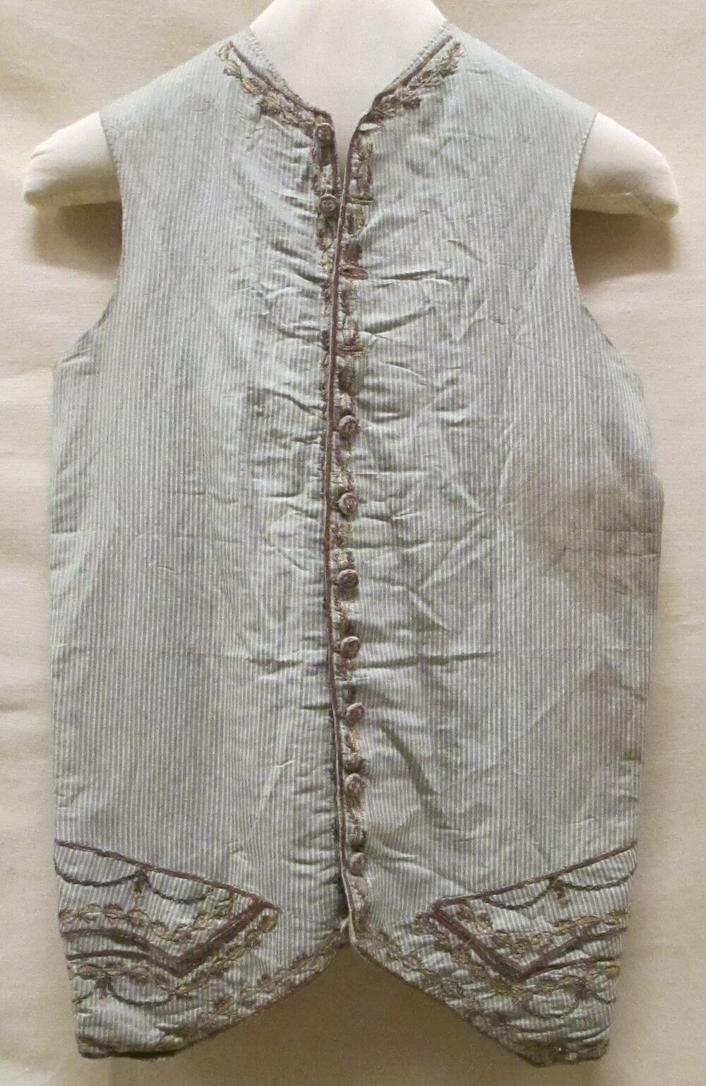 Vest (man) van wit/blauw gestreepte zijde, geborduurd met veelkleurige bloemenslingers, achterpand…