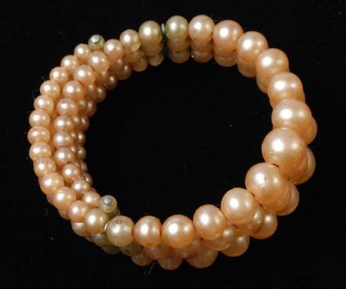 Armband, spiraalarmband van drie rijen champagnekleurige paarlemoerglanzende kunststofkralen,…
