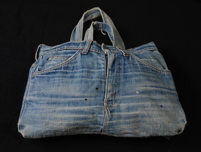 Handtas gemaakt van het bovendeel van een afgedragen Levis spijkerbroek