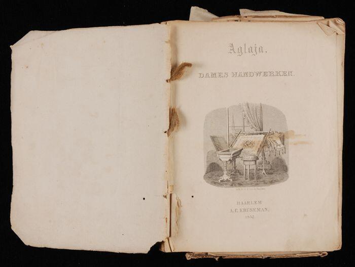 Boek "Aglaja. / DAMES HANDWERKEN." met mode-illustraties en handwerkpatronen