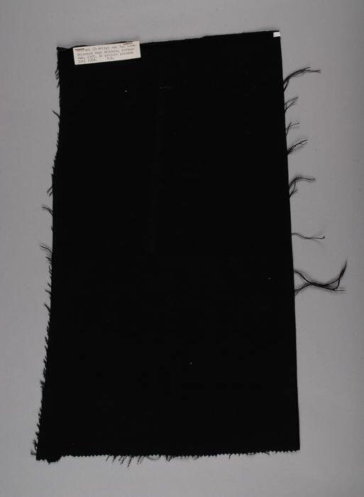 Stofstaal van zwart keper voor driedelig uniform voor suppoosten Historisch Museum, 1957
